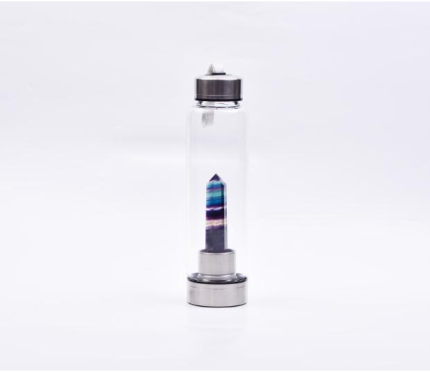 Wasserflasche mit hexagonal geschliffenen Naturstein Kristallen