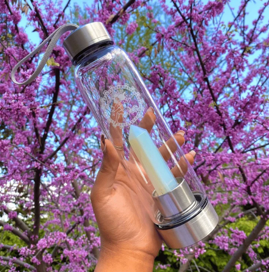Wasserflasche mit hexagonal geschliffenen Naturstein Kristallen