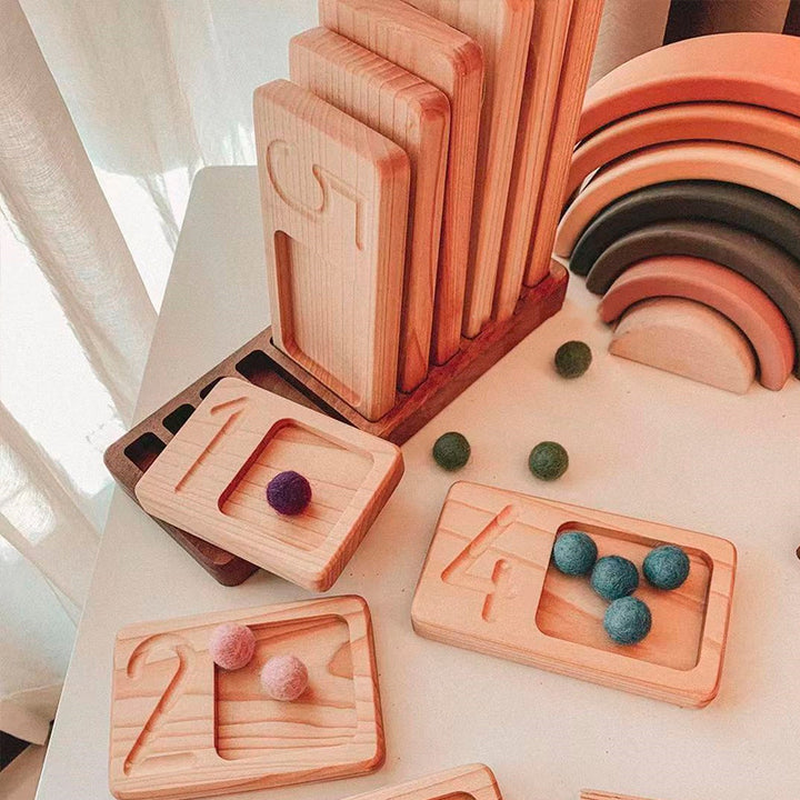Montessori Spielzeug aus Nussbaum Holz; Rahmen zum Zählen, Mathe Pyramide mit Tafeln